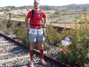 Fita 83. Sobre un puente y en las vias del tren.