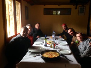 Buena gente en la mesa para saborear el merecido potaje