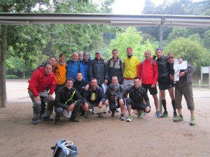 Equipo al completo bajo la lluvia
