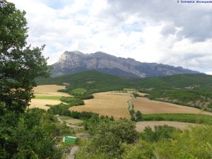 Desde el pueblo Pueyo de Araguás, con las vistas de donde venimos...