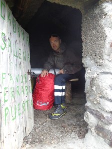 Cabaña de Sallena.. Vigilar los cuernos al ponerse en pie... Menudo talegazo me dí contra una viga de madera...