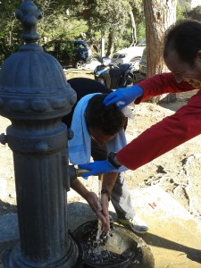 Querer sumar puntos como sea... Y su socio partiéndose la caja.... Jejeje