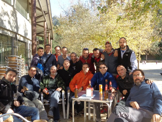 Cervezuela Buena, comentando la jugada, a la espera del potaje. 